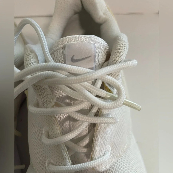 ✅️Nike Women's Roshe Size 7Y - Triple White - Picture 3 of 14